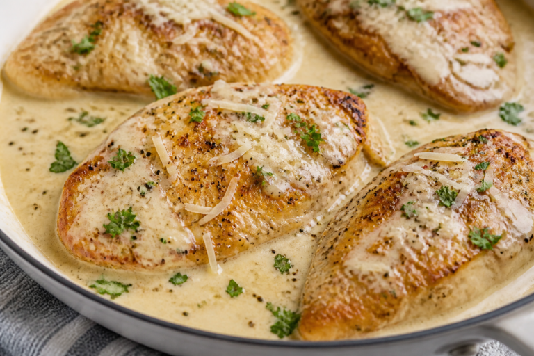 Creamy Garlic Parmesan Chicken – Comforting, Rich, and Weeknight-Friendly